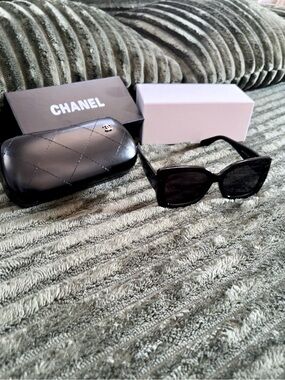 CHANEL Black Cat Eye Sunglasses with double C Logo